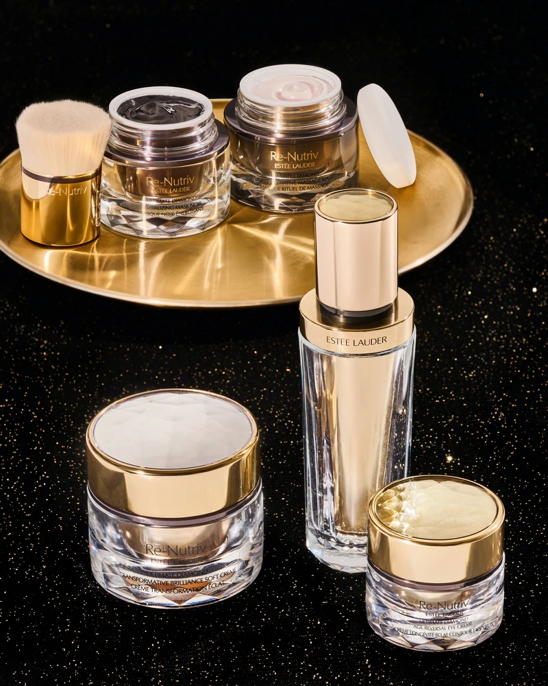 雅詩蘭黛皮拉提斯臉部雕塑護膚使用白金系列，更首次運用黑白雙面膜煥新緊緻肌底核心。