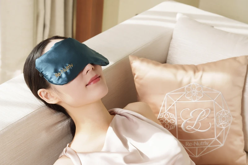 雅詩蘭黛皮拉提斯臉部雕塑護膚，模特兒戴上客製化絲緞眼枕。