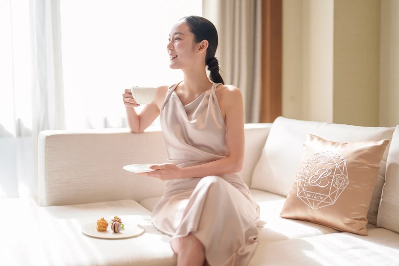 雅詩蘭黛皮拉提斯臉部雕塑護膚，模特兒與極致逆齡限定茶點。