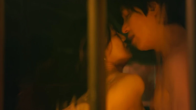 《問問星星吧》李敏鎬 韓智恩 火熱親密戲 Photo/ Netflix 《問問星星吧》李敏鎬 韓智恩 火熱親密戲 Photo/ Netflix