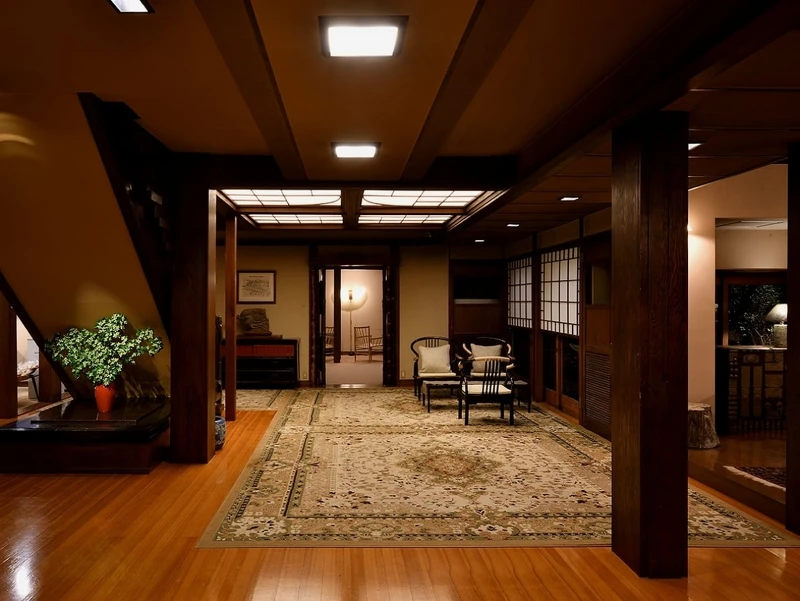 寬敞的廳堂內，黑色柱子訴說著歲月的痕跡。