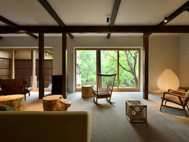 大面開窗搭配座椅，是住客最喜愛的交誼空間。