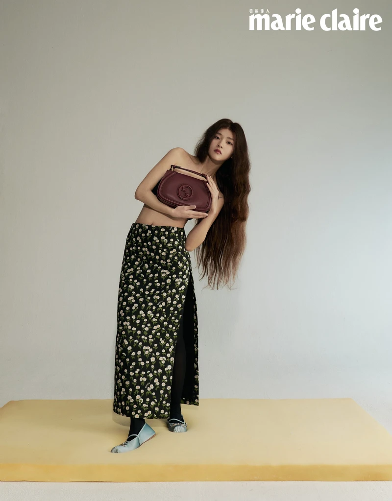 酒紅色手提側背包、綠色印花長裙、天藍色芭蕾舞鞋，all by Gucci。