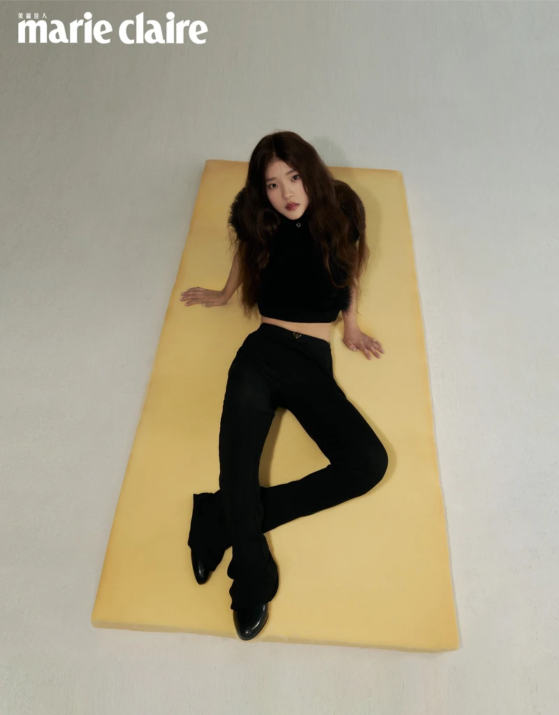 黑色毛絨上衣、黑色長褲，both by Prada；項鍊、黑色短靴，both by Louis Vuitton。