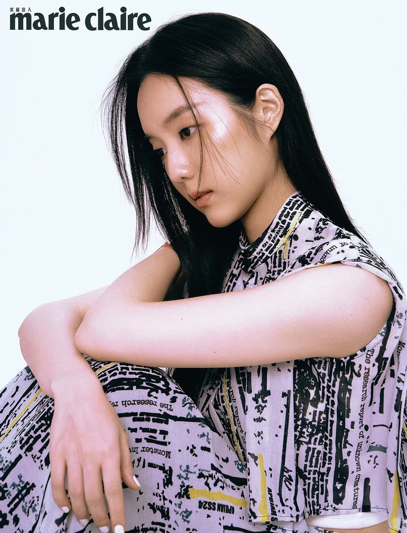 APUJAN／數位印花雪紡洋裝／@apujan ／@APUJAN詹朴 ／#倫敦時裝周 《怪獸調查員The Casebook of Kaiju》主題發想來⾃品牌創意總監詹朴從⼩愛的怪獸題材，本季為倫敦官⽅⽇程走秀項⽬中唯⼀的台灣設計師品牌。運⽤東⽅傳統服飾細節，結合怪獸眼睛、爪⼦、針織尾巴、花藝恐龍頭、⾦屬恐龍頭等不同主題象徵，並以拼圖元素貫穿全系列。