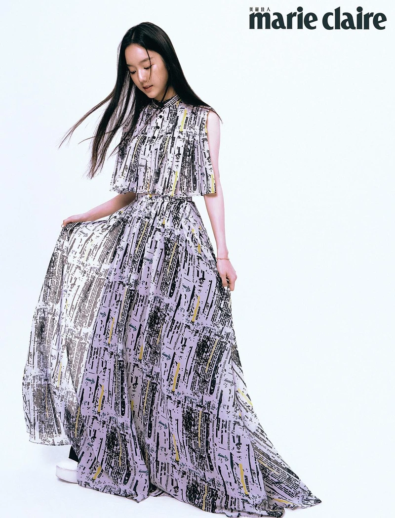 APUJAN／數位印花雪紡洋裝／@apujan ／@APUJAN詹朴 ／#倫敦時裝周 《怪獸調查員The Casebook of Kaiju》主題發想來⾃品牌創意總監詹朴從⼩愛的怪獸題材，本季為倫敦官⽅⽇程走秀項⽬中唯⼀的台灣設計師品牌。運⽤東⽅傳統服飾細節，結合怪獸眼睛、爪⼦、針織尾巴、花藝恐龍頭、⾦屬恐龍頭等不同主題象徵，並以拼圖元素貫穿全系列。