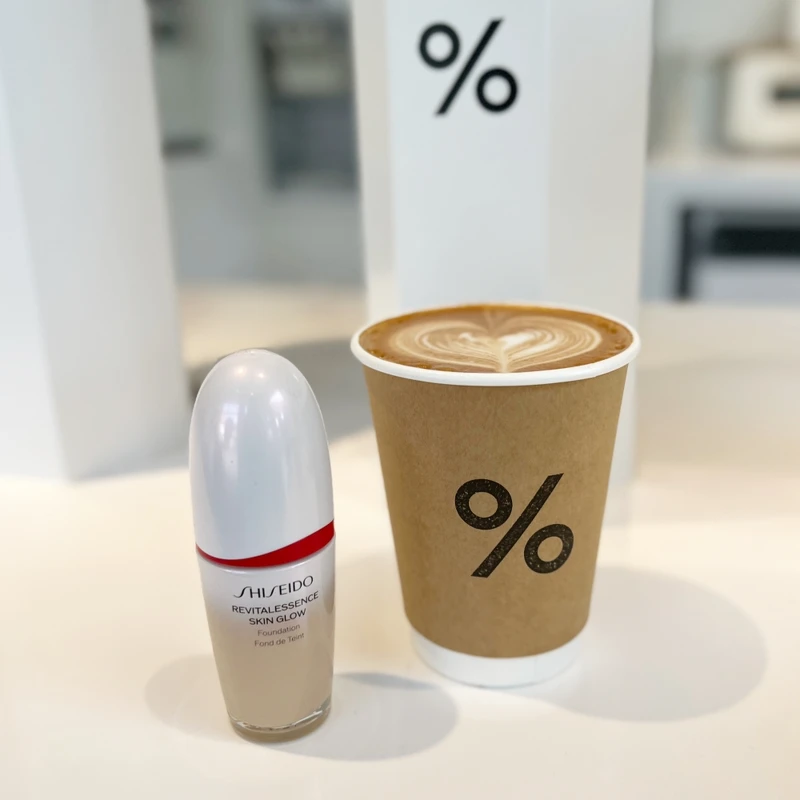 資生堂攜手%ARABICA中山旗艦店推出期間限定「#220聚光拿鐵」。 資生堂攜手%ARABICA中山旗艦店推出期間限定「#220聚光拿鐵」。