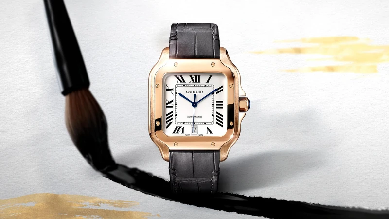 Santos de Cartier玫瑰金腕錶大型款。  Santos de Cartier玫瑰金腕錶大型款。