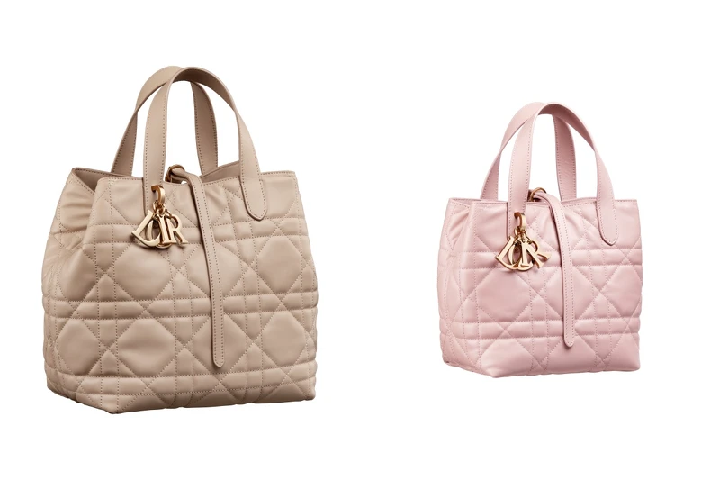 Dior Toujours 米色籐格紋皮革直式中型托特包NT125,000、Dior Toujours 粉色籐格紋皮革直式小型托特包 NT110,000 Dior Toujours 米色籐格紋皮革直式中型托特包NT125,000、Dior Toujours 粉色籐格紋皮革直式小型托特包 NT110,000
