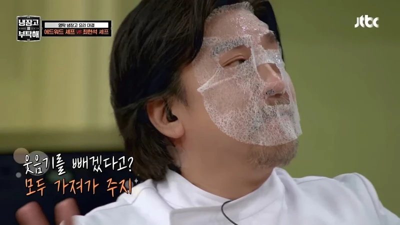 李愛德華竟然還能「邊敷臉邊做菜」。 李愛德華竟然還能「邊敷臉邊做菜」。