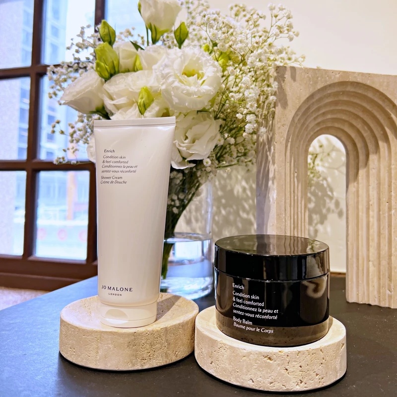 Jo Malone London繁花滋養潔膚乳與繁花滋養身體乳霜。