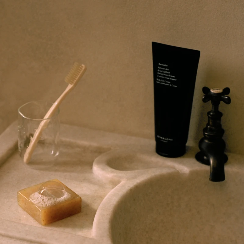 Jo Malone London清新甦活去角質潔膚皂與清新甦活保濕凝霜。