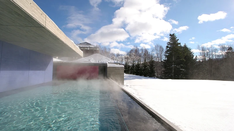 「木林之湯」一邊欣賞及感受白雪飄落時，一邊泡湯舒緩身心