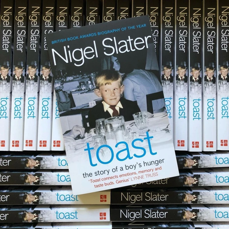 他最為人知的自傳小說《吐司：一個男孩的飢餓故事》。