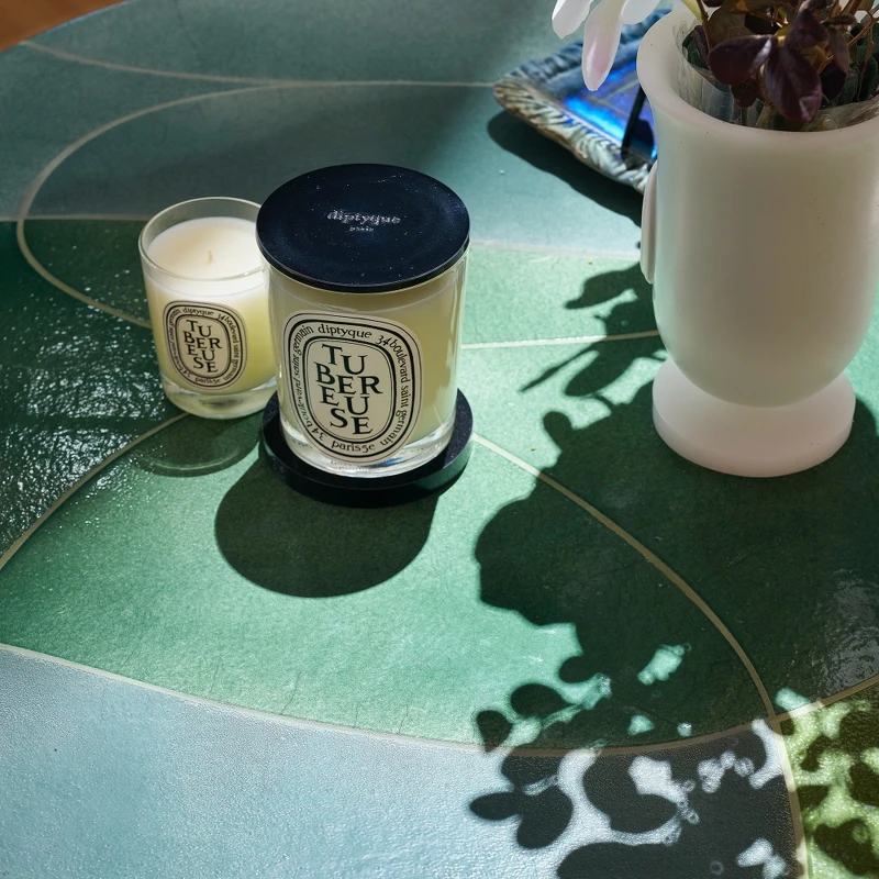 Diptyque 台北101形象旗艦店中,設計師Léa Zeroil與Monde Singulier創作的陶瓷木桌。 Diptyque 台北101形象旗艦店中,設計師Léa Zeroil與Monde Singulier創作的陶瓷木桌。