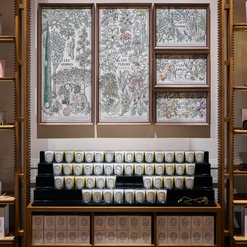Diptyque台北101形象旗艦店主廳展示的植物圖集與香氛蠟燭系列。 Diptyque台北101形象旗艦店主廳展示的植物圖集與香氛蠟燭系列。