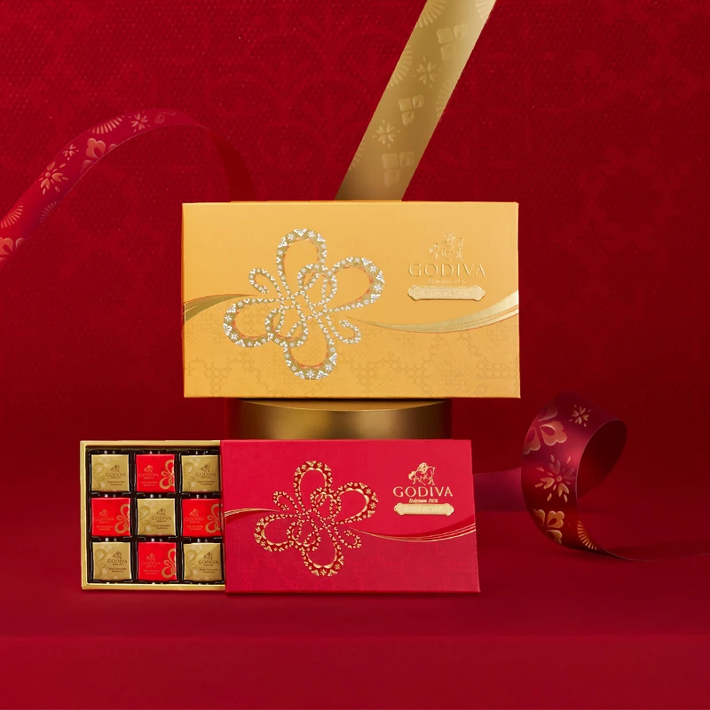 新年片裝 巧克力禮盒,(典雅紅色,15片裝)NT$1,080、新年片裝巧克力禮盒,(金黃奢華,28片裝)NT$1,980。 新年片裝 巧克力禮盒,(典雅紅色,15片裝)NT$1,080、新年片裝巧克力禮盒,(金黃奢華,28片裝)NT$1,980。