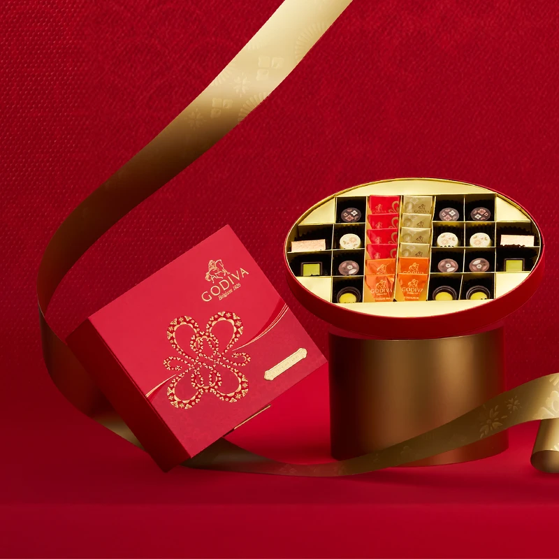 新年綜合巧克力珠寶禮盒(46顆裝),NT$5,880、新年綜合巧克力鐵盒(28顆裝),NT$3,380。 新年綜合巧克力珠寶禮盒(46顆裝),NT$5,880、新年綜合巧克力鐵盒(28顆裝),NT$3,380。