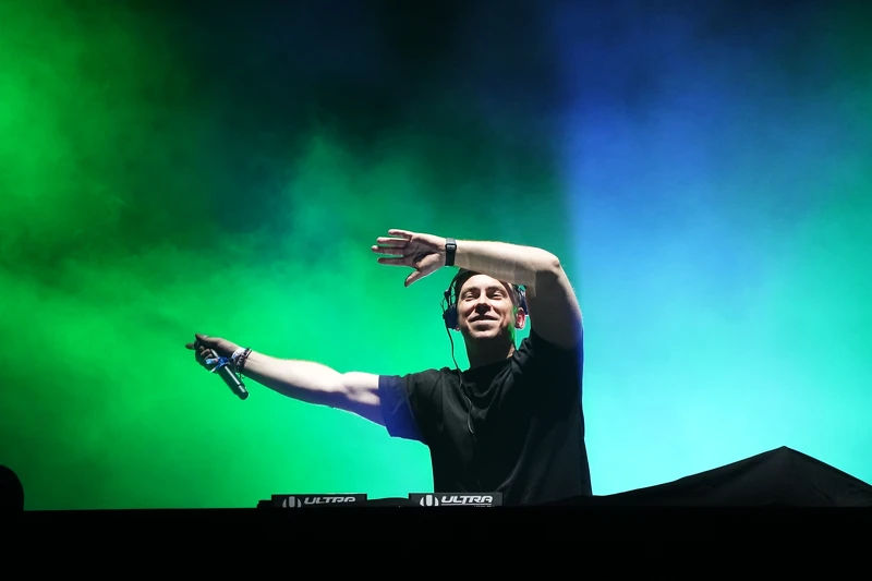 Hardwell在Ultra Taiwan卯足全勁帶來一連串派對金曲,不斷在台上帶動氣氛。(圖/Blowin_ in the Wind大風吹提供) Hardwell在Ultra Taiwan卯足全勁帶來一連串派對金曲,不斷在台上帶動氣氛。(圖/Blowin_ in the Wind大風吹提供)