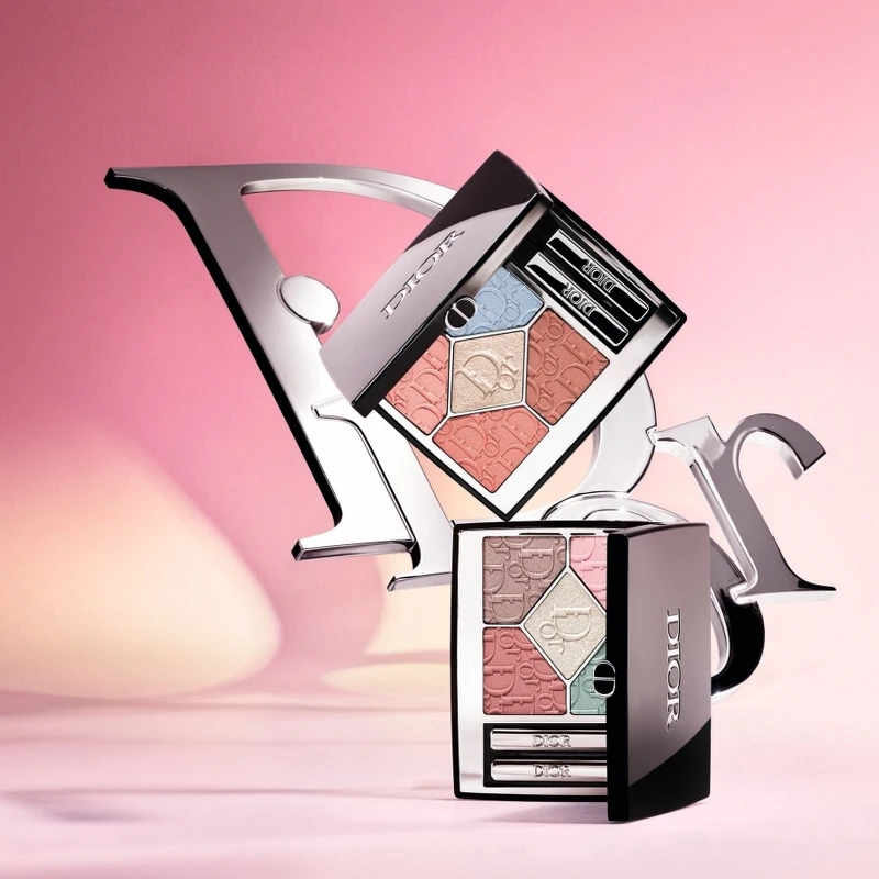迪奧經典五色眼影春妝限量版情境圖。