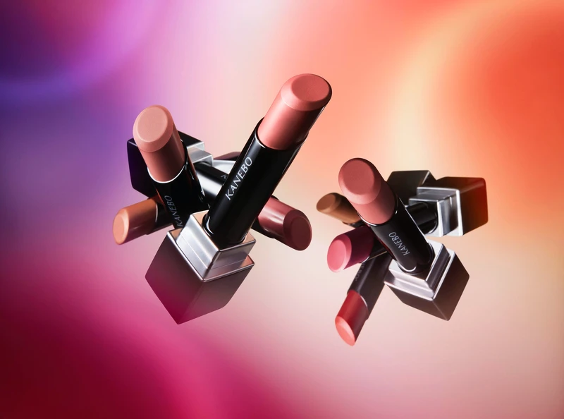 KANEBO星燦嫣紅悸動唇膏以「濕度感」、「微熱之紅」和「柔軟感」爲表情注入豐富的生命力。