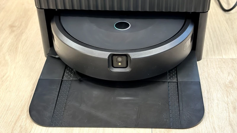 iRobot Roomba Combo 10 Max集塵座與掃拖機器人特寫 iRobot Roomba Combo 10 Max集塵座與掃拖機器人特寫