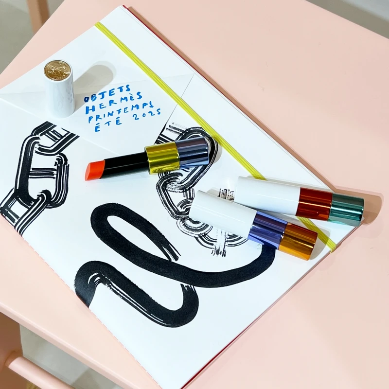 愛馬仕2025春夏限量版Rouge Brillant Silky 絲柔亮澤唇膏(共3色)3g,NT2,600 愛馬仕2025春夏限量版Rouge Brillant Silky 絲柔亮澤唇膏(共3色)3g,NT2,600