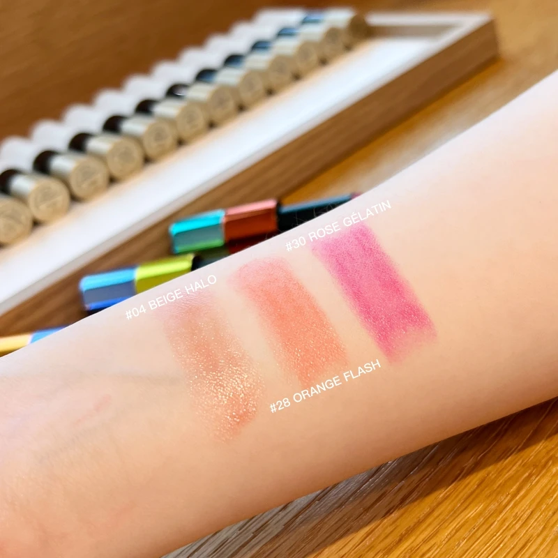 愛馬仕2025春夏限量版Rouge Brillant Silky 絲柔亮澤唇膏手部試色。 愛馬仕2025春夏限量版Rouge Brillant Silky 絲柔亮澤唇膏手部試色。