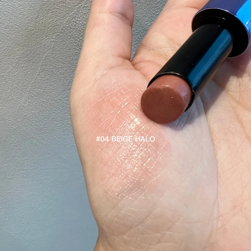 愛馬仕2025春夏限量版Rouge Brillant Silky 絲柔亮澤唇膏#04 BEIGE HALO自然色手部試色。 愛馬仕2025春夏限量版Rouge Brillant Silky 絲柔亮澤唇膏#04 BEIGE HALO自然色手部試色。