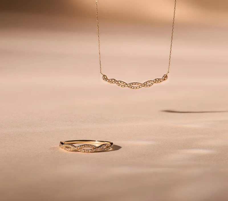 時髦且寓意美好祝福的INFINITAS系列,是以無限符號(∞)造型鑲嵌造型的黃K金鑽石戒指及項鍊,閃爍細膩燦光在日常配戴簡直美到超犯規。 時髦且寓意美好祝福的INFINITAS系列,是以無限符號(∞)造型鑲嵌造型的黃K金鑽石戒指及項鍊,閃爍細膩燦光在日常配戴簡直美到超犯規。