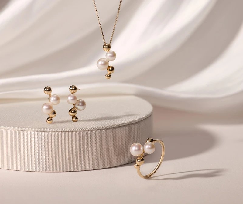 如果是喜歡溫潤優雅的珠寶款式,那麼可以選擇黃K金與珍珠打造的FRUCTUS系列,給自己注入一份對未來碩果累累的幸福期許。 如果是喜歡溫潤優雅的珠寶款式,那麼可以選擇黃K金與珍珠打造的FRUCTUS系列,給自己注入一份對未來碩果累累的幸福期許。