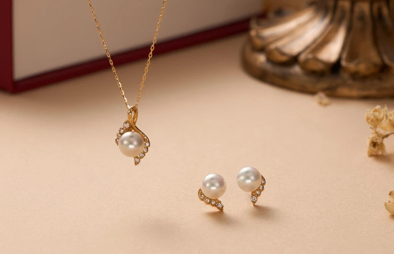 黃K金、珍珠、細鑽鑲嵌打造的VERUM系列,呈現出簡潔典雅的貴氣感,無論是正裝或日常裝扮著裝,都能融入其中將造型點綴得更加出色,都是近期很受到珠寶品味人士喜愛的熱門人氣款! 黃K金、珍珠、細鑽鑲嵌打造的VERUM系列,呈現出簡潔典雅的貴氣感,無論是正裝或日常裝扮著裝,都能融入其中將造型點綴得更加出色,都是近期很受到珠寶品味人士喜愛的熱門人氣款!