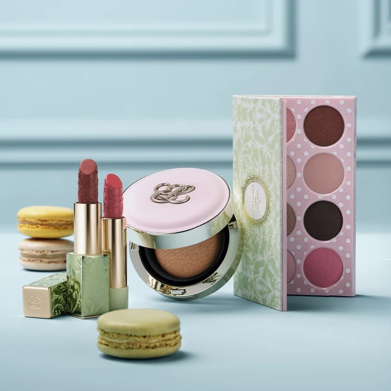 雅詩蘭黛驚喜攜手法國百年精品馬卡龍Ladurée推出2025年情人節限量彩妝。 雅詩蘭黛驚喜攜手法國百年精品馬卡龍Ladurée推出2025年情人節限量彩妝。