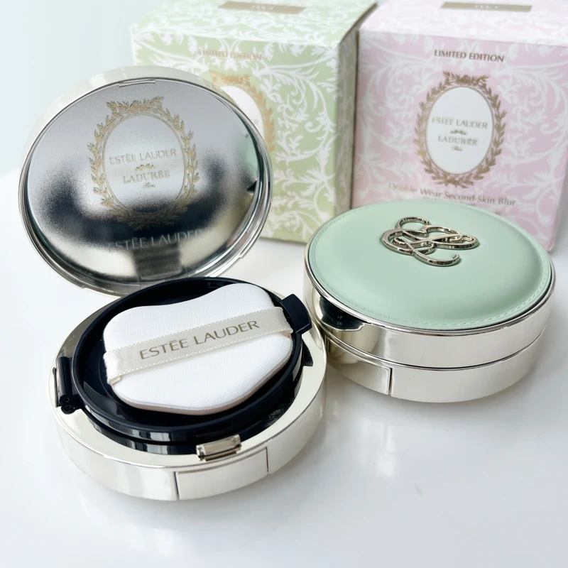 雅詩蘭黛粉持久天生美肌氣墊粉餅SPF25/PA+++(#1W1)Ladurée聯名款-浪漫開心果、愛玫心動,一盒兩蕊NT2,900 雅詩蘭黛粉持久天生美肌氣墊粉餅SPF25/PA+++(#1W1)Ladurée聯名款-浪漫開心果、愛玫心動,一盒兩蕊NT2,900