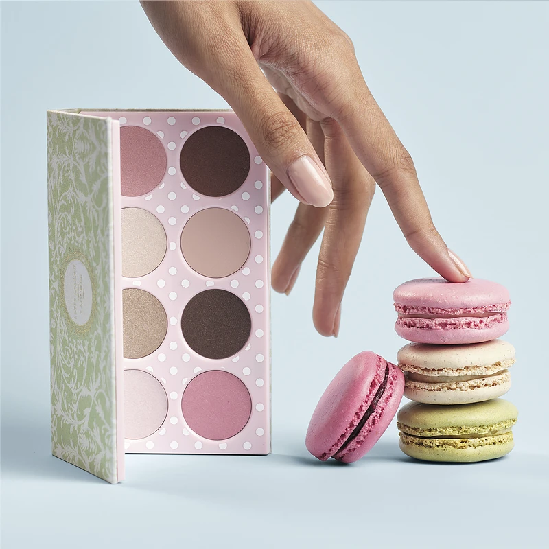 雅詩蘭黛絕對慾望訂製8色眼彩盤Ladurée聯名款,NT2,600 雅詩蘭黛絕對慾望訂製8色眼彩盤Ladurée聯名款,NT2,600