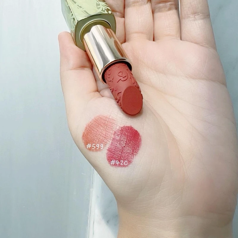 雅詩蘭黛絕美奢潤精萃唇膏組Ladurée聯名款(#420荔枝玫瑰、#599放肆索吻)手部試色。 雅詩蘭黛絕美奢潤精萃唇膏組Ladurée聯名款(#420荔枝玫瑰、#599放肆索吻)手部試色。