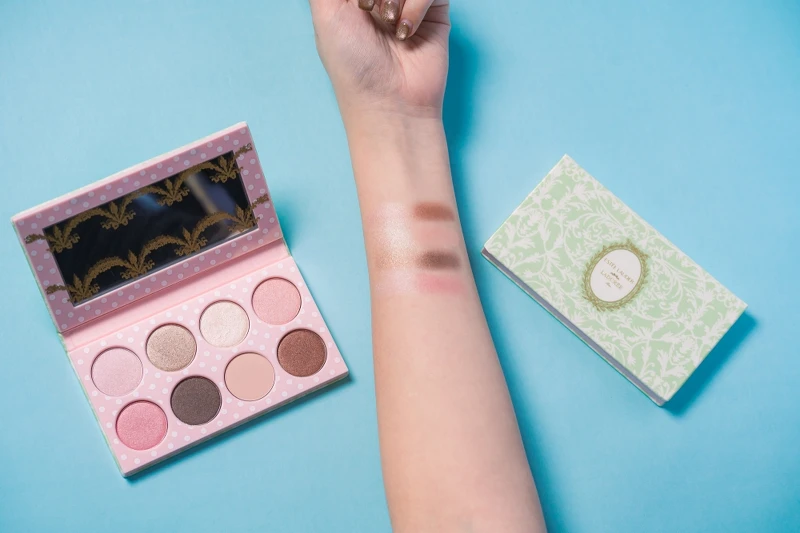 雅詩蘭黛絕對慾望訂製8色眼彩盤Ladurée聯名款手部試色。 雅詩蘭黛絕對慾望訂製8色眼彩盤Ladurée聯名款手部試色。