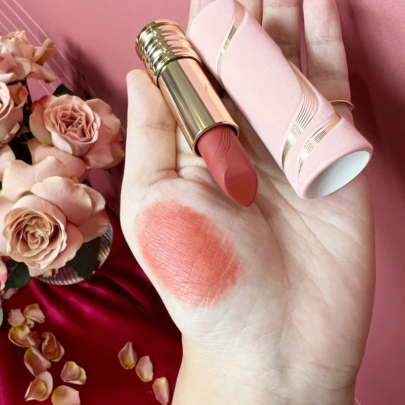 蘭蔻絕對完美唇膏絲絨霧感2025情人節限定版(#280裸桃粉棕)手部試色。 蘭蔻絕對完美唇膏絲絨霧感2025情人節限定版(#280裸桃粉棕)手部試色。