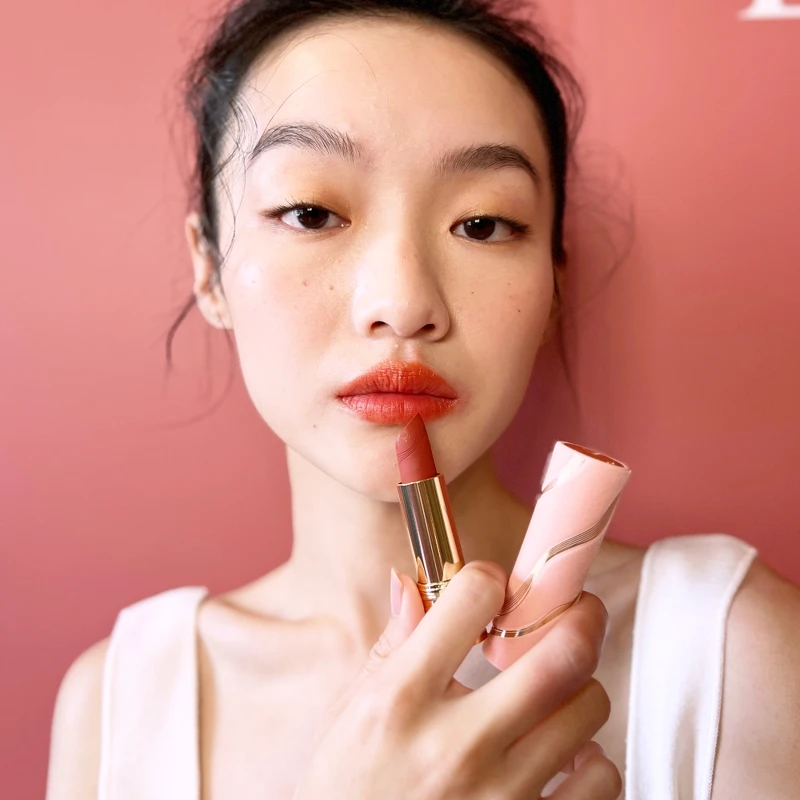 蘭蔻絕對完美唇膏絲絨霧感2025情人節限定版(#280裸桃粉棕)模特兒實擦。 蘭蔻絕對完美唇膏絲絨霧感2025情人節限定版(#280裸桃粉棕)模特兒實擦。