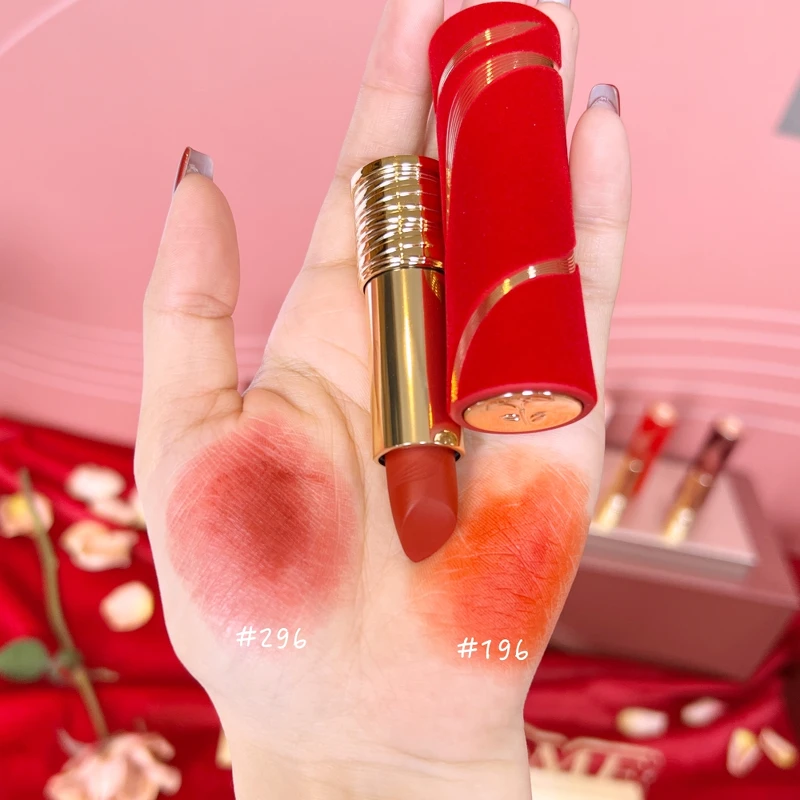 蘭蔻絕對完美唇膏絲絨霧感2025情人節限定版(#296烏木紅棕、#196落日暖橙)手部試色。 蘭蔻絕對完美唇膏絲絨霧感2025情人節限定版(#296烏木紅棕、#196落日暖橙)手部試色。