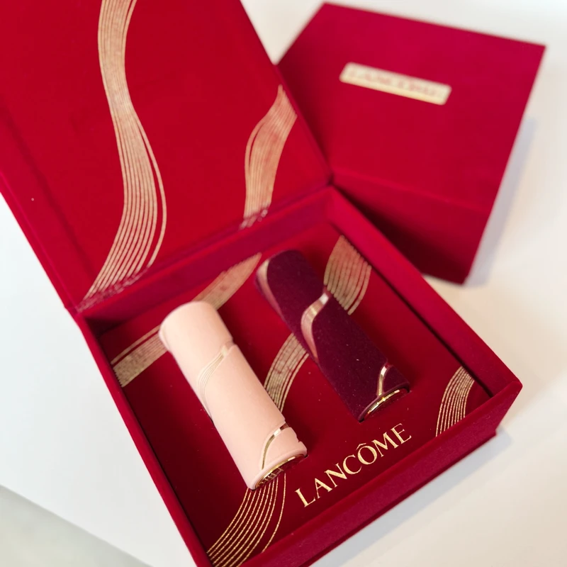 蘭蔻2025情人節紅絲絨限量唇膏禮盒。 蘭蔻2025情人節紅絲絨限量唇膏禮盒。
