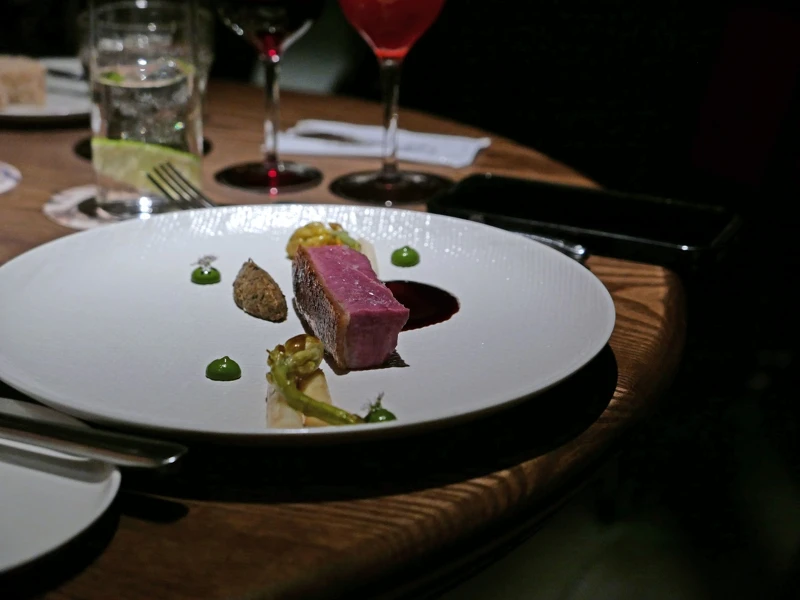 Chef Erik 的菜色就跟他多元文化與跨界經歷一樣，不拘泥單一菜系，而是融合各國文化與技法，將食材轉化提升。