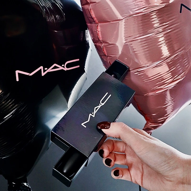 M.A.C 2025情人節獻上雙倍偷心禮盒。 M.A.C 2025情人節獻上雙倍偷心禮盒。