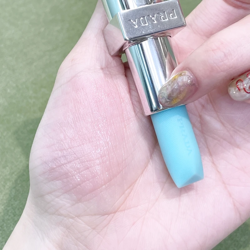 Prada Beauty經典潤唇膏#U001莫測藍手部試色。