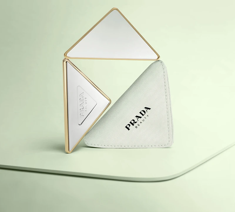 Prada精品三角鏡。