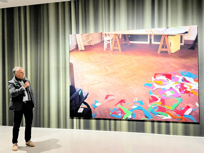 策展人與德曼重現藝術家紙藝創作現場的模型攝影作品。Melody TU 採訪拍攝。 策展人與德曼重現藝術家紙藝創作現場的模型攝影作品。Melody TU 採訪拍攝。