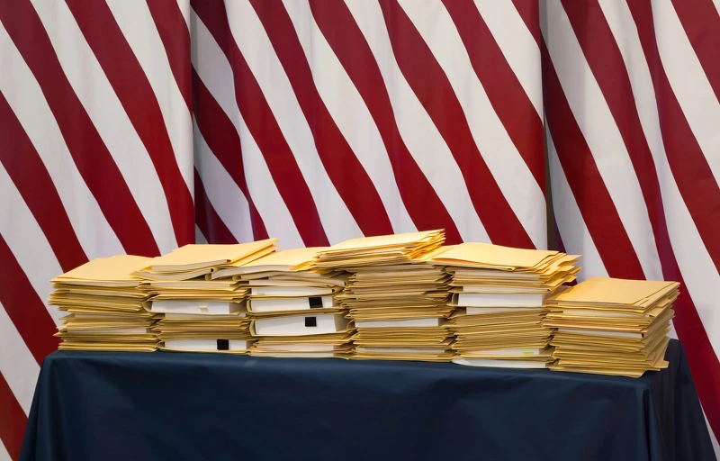 川普就職總統時,為證明他已交出名下企業經營權而帶來文件,文件卻禁止他人拆閱,只是堆疊在現場。托瑪斯.德曼,《文件夾》,2017,C-Print/水晶裱,125 × 195 公分。圖像由藝術家與北美館提供。© Thomas Demand, VG Bild-Kunst, Bonn. 川普就職總統時,為證明他已交出名下企業經營權而帶來文件,文件卻禁止他人拆閱,只是堆疊在現場。托瑪斯.德曼,《文件夾》,2017,C-Print/水晶裱,125 × 195 公分。圖像由藝術家與北美館提供。© Thomas Demand, VG Bild-Kunst, Bonn.