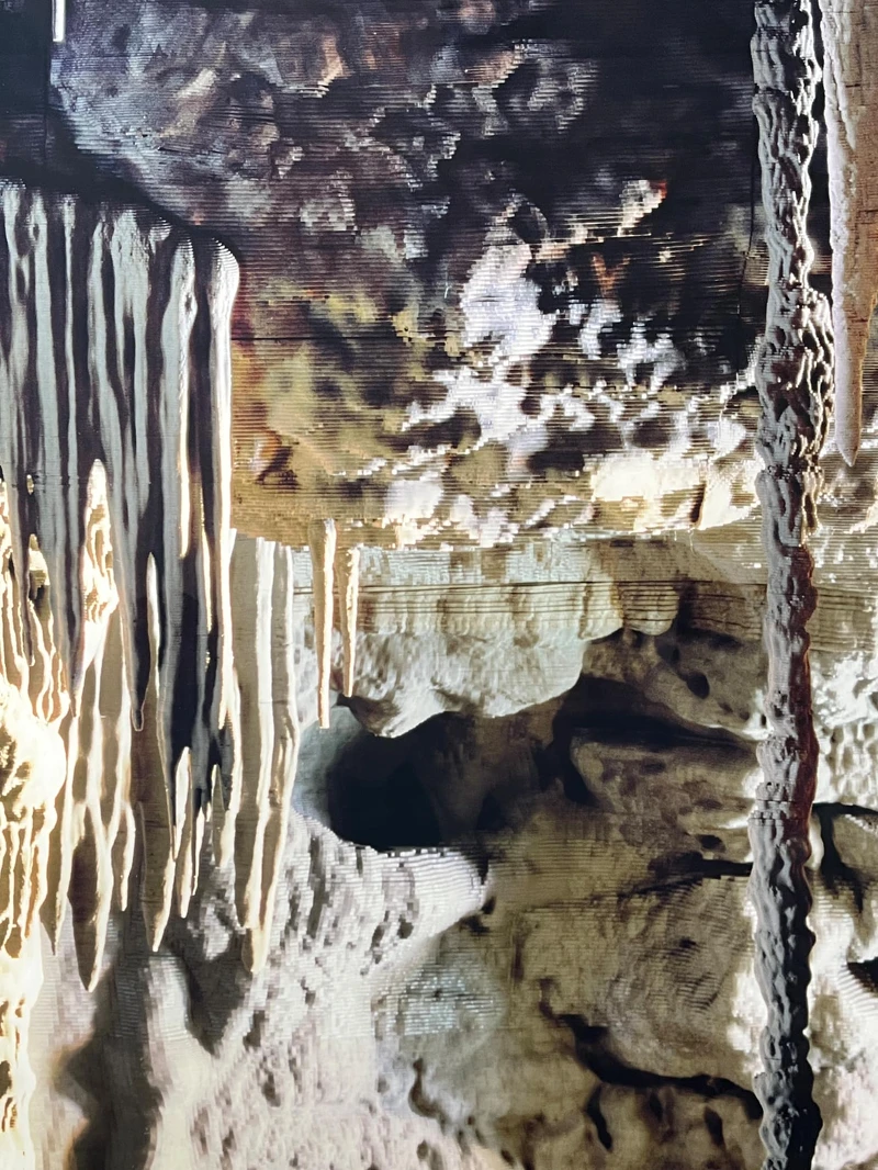 《石窟》局部。彷彿低像素的畫面,其實是紙張細緻的堆疊。Melody TU 採訪拍攝。 《石窟》局部。彷彿低像素的畫面,其實是紙張細緻的堆疊。Melody TU 採訪拍攝。