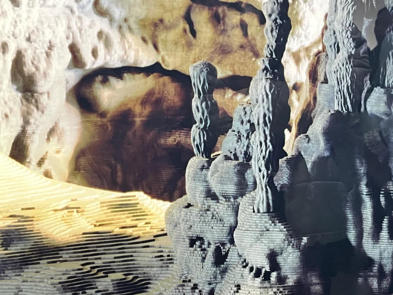 《石窟》局部。德曼作品中唯一被留存下來的模型,現陳列於米蘭 Prada 基金會。Melody TU 採訪拍攝。 《石窟》局部。德曼作品中唯一被留存下來的模型,現陳列於米蘭 Prada 基金會。Melody TU 採訪拍攝。