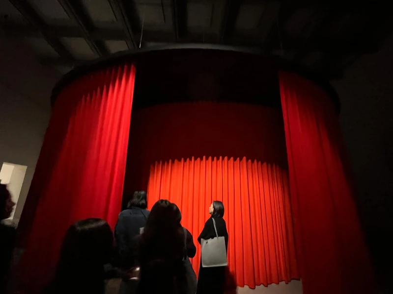 進入紅色布幔中觀看定格動畫《太平洋豔陽號》(2012)。Melody TU 採訪拍攝。 進入紅色布幔中觀看定格動畫《太平洋豔陽號》(2012)。Melody TU 採訪拍攝。